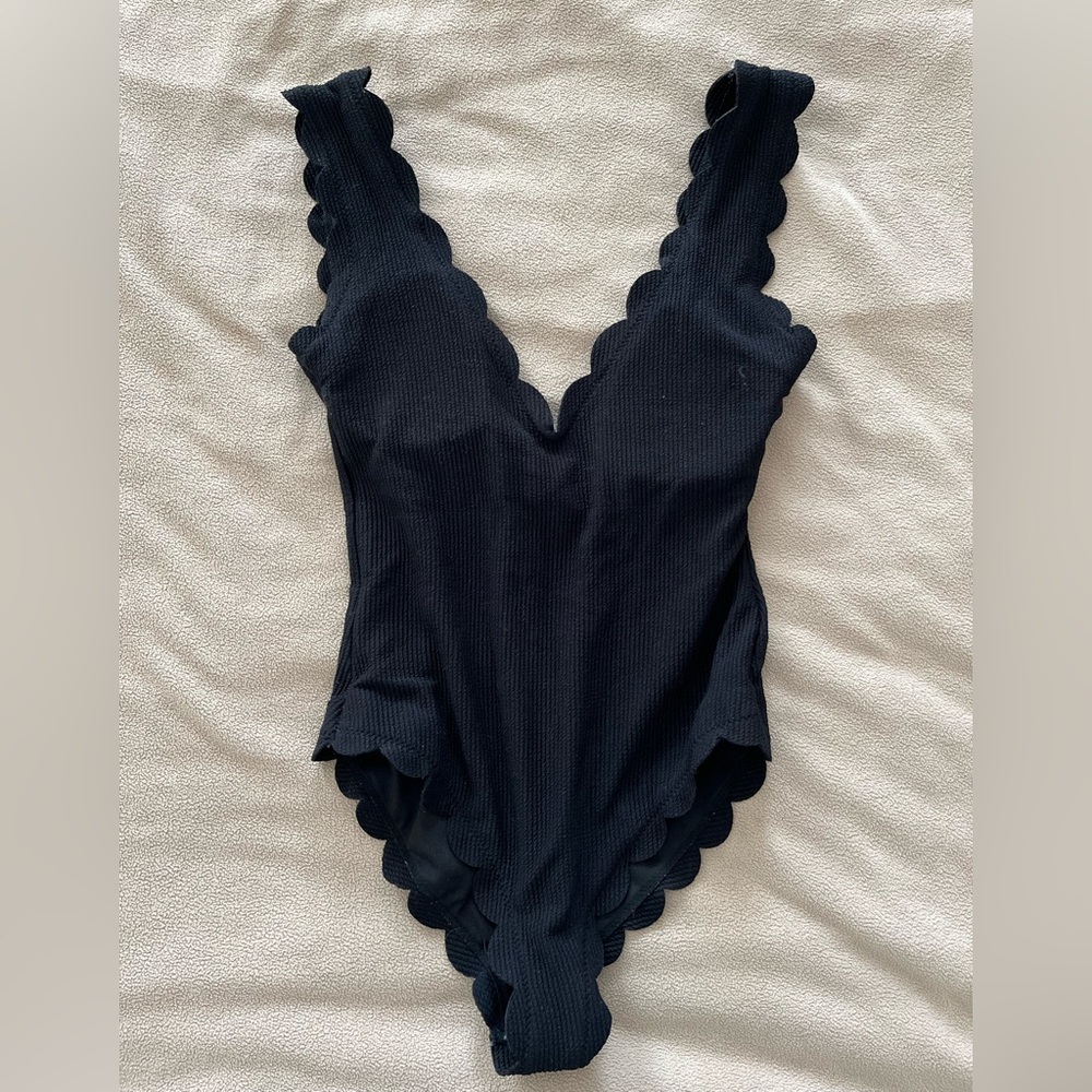 Chic Black Scalloped One-Piece Swimsuit